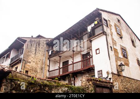 A Santillana del Mar , Espagne, le 2023 août, vue de l'architecture médiévale dans le centre historique de la ville Banque D'Images