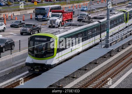 Brossard, CA - 5 octobre 2023 : train réseau express métropolitain (REM) sur la gare centrale - ligne Brossard Banque D'Images