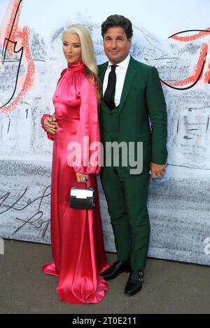 Tamara Beckwith et Giorgio Veroni assistent à la Serpentine Summer Party à la Serpentine Gallery à Londres, en Angleterre. (Photo Fred Duval / SOPA Images/Sipa USA) Banque D'Images