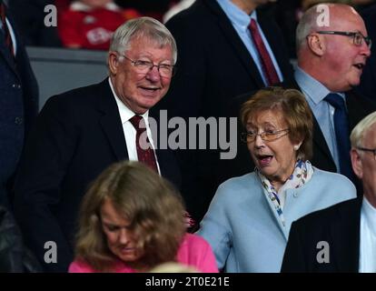 Photo du dossier datée du 08-09-2022 de sir Alex Ferguson avec son épouse Cathy Ferguson (à droite). Lady Cathy Ferguson, épouse de l'ancien entraîneur de Manchester United Sir Alex Ferguson, est décédée, a annoncé la famille. Date d'émission : Vendredi 6 octobre 2023. Banque D'Images