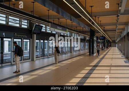 Brossard, CA - 5 octobre 2023 : les gens attendent le train réseau express métropolitain (REM) à la gare Brossard Banque D'Images