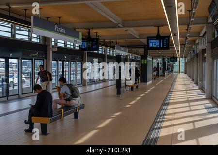 Brossard, CA - 5 octobre 2023 : personnes en attente du train réseau express métropolitain (REM) à la gare Panama Banque D'Images