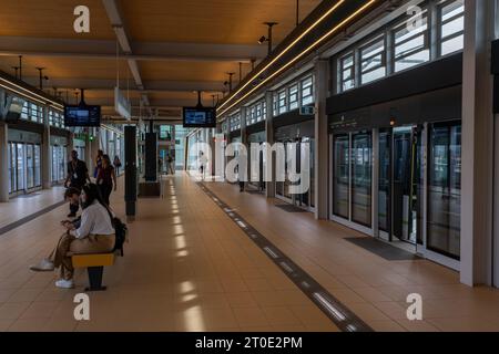 Brossard, CA - 5 octobre 2023 : personnes en attente du train réseau express métropolitain (REM) à la gare Panama Banque D'Images