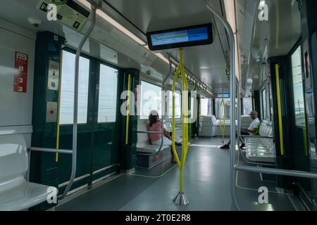 Montréal, CA - 5 octobre 2023 : passagers à bord du véhicule réseau express métropolitain (REM) en route pour Brossard Banque D'Images