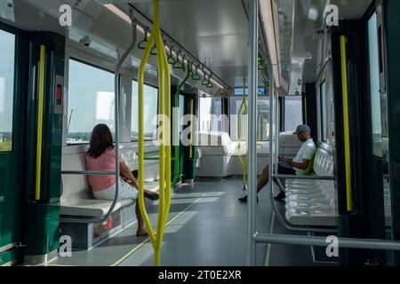 Montréal, CA - 5 octobre 2023 : passagers à bord du véhicule réseau express métropolitain (REM) en route pour Brossard Banque D'Images