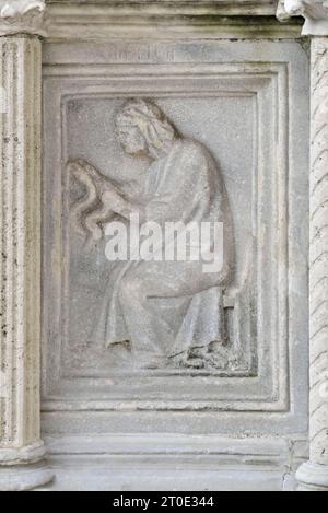 Pérouse (Ombrie - PG), Fontaine majeure de Piazza IV novembre, Nicola et Giovanni Pisano, tuiles. Dans chaque compartiment il y a deux tuiles. La dialectique Banque D'Images