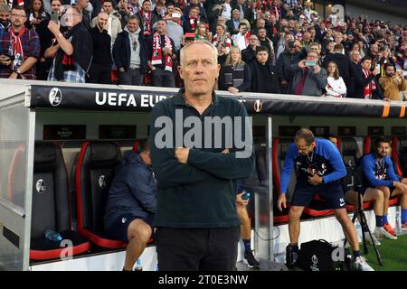 Freiburg, Deutschland. 05 octobre 2023. Freiburg, Deutschland 05. Oktober 2023 : Europa League - 2023/2024 - SC Freiburg vs West Ham United IM Bild : entraîneur Christian Streich (SC Freiburg) nachdenklich auf dem Spielfeld. Crédit : dpa/Alamy Live News Banque D'Images