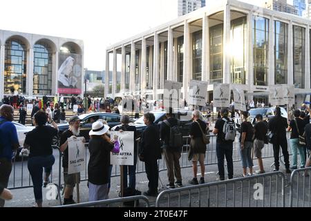 Les membres de SAG-AFTRA font grève devant le gala d'automne 2023 du New York City Ballet au David H. Koch Theatre au Lincoln Center le 05 octobre 2023 à New Banque D'Images