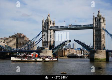 Le Waverley, le dernier bateau à aubes au monde, voyage sous Tower Bridge à Londres. Le nord et le sud du Royaume-Uni verront un contraste météorologique ce week-end, avec des températures élevées et des précipitations torrentielles affectant différentes régions. Banque D'Images