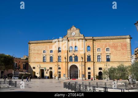 Matera (Italie, Basilicate, province de Matera). Place Vittorio Veneto. Palazzo dell'Annunziata, siège de la bibliothèque 'Tommaso Stigliani' Banque D'Images