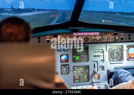 pilotes dans un cockpit dans un avion en vol Banque D'Images