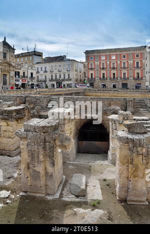 Lecce (Italie, Pouilles, province de Lecce) la place Sant'Oronzo, l'amphithéâtre romain Banque D'Images