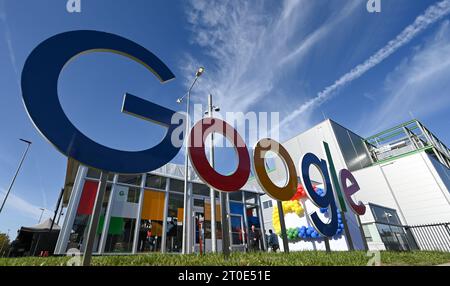 Hanau, Allemagne. 06 octobre 2023. Un panneau Google se trouve devant le bâtiment en marge de l’ouverture du nouveau centre de données Google Cloud. Le centre de données, qui doit être exploité de manière neutre sur de vastes zones, fournira des services de stockage et de cloud aux clients commerciaux de Google Cloud. Crédit : Arne Dedert/dpa/Alamy Live News Banque D'Images