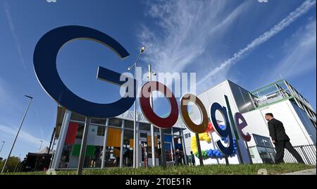 Hanau, Allemagne. 06 octobre 2023. Un panneau Google se trouve devant le bâtiment en marge de l’ouverture du nouveau centre de données Google Cloud. Le centre de données, qui doit être exploité de manière neutre sur de vastes zones, fournira des services de stockage et de cloud aux clients commerciaux de Google Cloud. (À dpa 'Google ouvre son premier centre de données cloud en Allemagne') crédit : Arne Dedert/dpa/Alamy Live News Banque D'Images