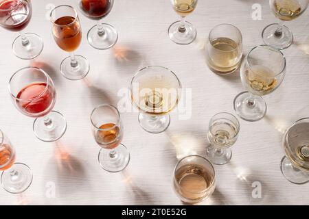 Verres avec différents types de vin sur la table, dégustation de vin, concept de fête et de célébration. Banque D'Images