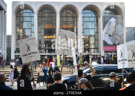 Les membres de SAG-AFTRA font grève devant le gala d'automne 2023 du New York City Ballet au David H. Koch Theatre au Lincoln Center le 05 octobre 2023 à New Banque D'Images