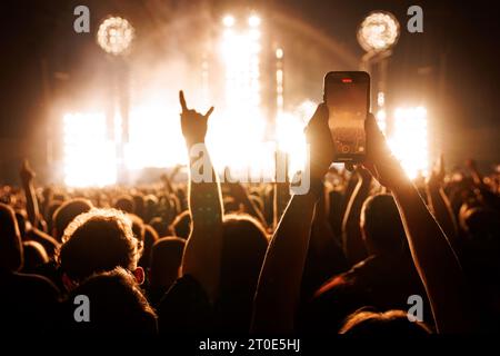 Personnes prenant des photos lors d'Un concert de musique avec un smartphone Banque D'Images