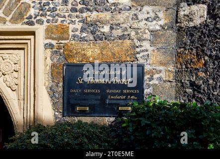 Signe du nom de l'église paroissiale de St Thomas a Becket à Cliffe High Street, Lewes, la ville historique du comté de East Sussex, dans le sud-est de l'Angleterre Banque D'Images