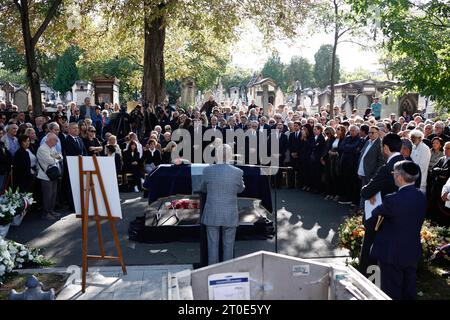 Paris, France. 06 octobre 2023. Alain Duhamel prend la parole lors de la cérémonie funéraire du journaliste français Jean-Pierre Elkabbach au cimetière Montparnasse à Paris, France, le 6 octobre 2023. Elkabbach est mort à 86 ans et a été une figure clé du journalisme et témoin privilégié de la vie politique française pendant plus d'un demi-siècle. Photo de Raphael Lafargue/ABACAPRESS.COM crédit : Abaca Press/Alamy Live News Banque D'Images