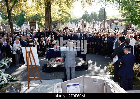 Paris, France. 06 octobre 2023. Alain Duhamel prend la parole lors de la cérémonie funéraire du journaliste français Jean-Pierre Elkabbach au cimetière Montparnasse à Paris, France, le 6 octobre 2023. Elkabbach est mort à 86 ans et a été une figure clé du journalisme et témoin privilégié de la vie politique française pendant plus d'un demi-siècle. Photo de Raphael Lafargue/ABACAPRESS.COM crédit : Abaca Press/Alamy Live News Banque D'Images