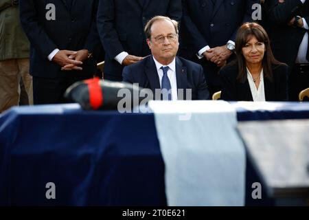 Paris, France. 06 octobre 2023. François Hollande ; Anne Hidalgo lors de la cérémonie funéraire du journaliste français Jean-Pierre Elkabbach au cimetière Montparnasse à Paris, France, le 6 octobre 2023. Elkabbach est mort à 86 ans et a été une figure clé du journalisme et témoin privilégié de la vie politique française pendant plus d'un demi-siècle. Photo de Raphael Lafargue/ABACAPRESS.COM crédit : Abaca Press/Alamy Live News Banque D'Images