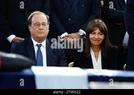 Paris, France. 06 octobre 2023. François Hollande ; Anne Hidalgo lors de la cérémonie funéraire du journaliste français Jean-Pierre Elkabbach au cimetière Montparnasse à Paris, France, le 6 octobre 2023. Elkabbach est mort à 86 ans et a été une figure clé du journalisme et témoin privilégié de la vie politique française pendant plus d'un demi-siècle. Photo de Raphael Lafargue/ABACAPRESS.COM crédit : Abaca Press/Alamy Live News Banque D'Images