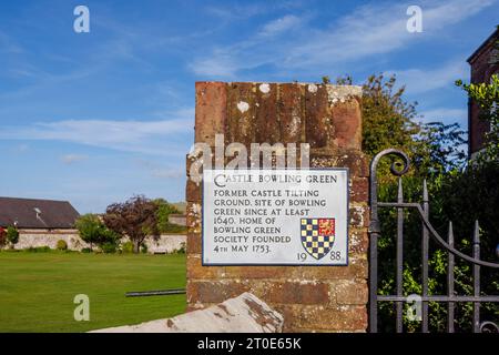 Panneau au Castle Bowling Green, l'ancien terrain basculant du château de Lewes, à Lewes, la ville historique du comté de East Sussex, dans le sud-est de l'Angleterre Banque D'Images