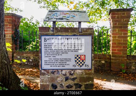 Plaque commémorant le site de la bataille de Lewes en 1264 sur une plate-forme d'observation à Lewes, ville historique du comté de East Sussex, dans le sud-est de l'Angleterre Banque D'Images