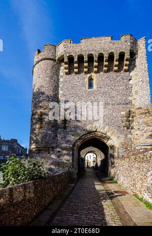 Lewes Castle Barbican Gate à Lewes, un monument emblématique de la ville historique du comté de East Sussex, dans le sud-est de l'Angleterre Banque D'Images