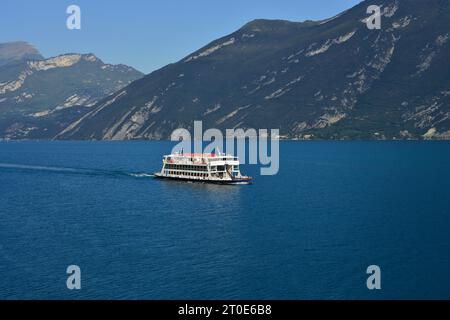 Le RoRo / Passenger Ferry Brennero est vu passer Capo Reamol sur son voyage de Riva del Garda à Limone sul Garda sur le lac de Garde en Italie. Banque D'Images