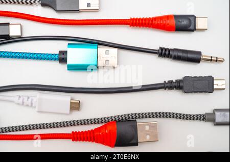 Différents types de prises et de câbles pour connexions audio, vidéo, ordinateur, smartphone et recharge. Évolution et changement des types d'analogique et U Banque D'Images