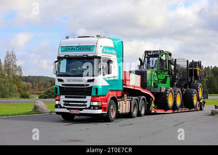 Scania R560 semi-remorque à chargeur bas de Kuljetusliike i Huohvanainen Oy transporte des machines forestières John Deere. Forssa, Finlande. 21 septembre 2023. Banque D'Images