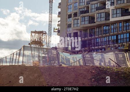 Minsk, Biélorussie - 06 octobre 2023 : la grue de construction s'est brisée de près Banque D'Images