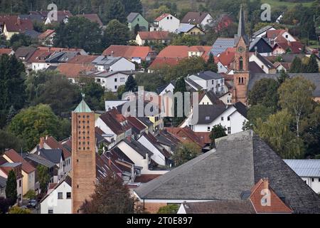 Die saarländische Gemeinde Kirkel am Donnerstag 05.10.2023. Im Bild : Blick auf die evangelsiche und die katholische Kirche in der Goethestraße *** la communauté sarraise Kirkel le jeudi 05 10 2023 dans la vue de l'evangelsiche et l'église catholique dans le Goethestraße Bub Banque D'Images