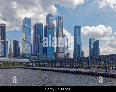 Hudson yards est la toile de fond du Pier 76, un ajout de 2021 au Hudson River Park. Banque D'Images