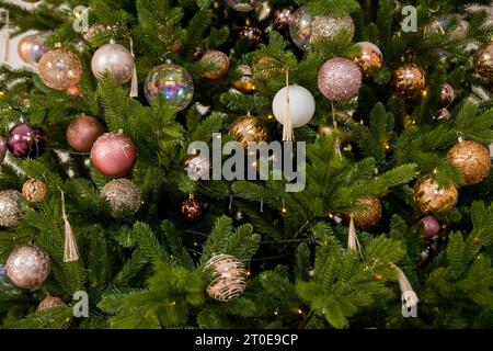 Magnifique arbre de Noël décoré dans le miroir. Ambiance de Noël. Excellente photo pour les cartes de vœux. Banque D'Images