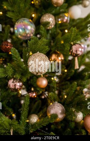 Magnifique arbre de Noël décoré dans le miroir. Ambiance de Noël. Excellente photo pour les cartes de vœux. Banque D'Images