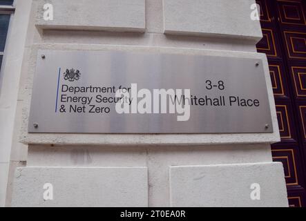 Londres, Royaume-Uni. 30 septembre 2023. Panneau d'entrée au ministère de la sécurité énergétique et Net Zero à Westminster. Banque D'Images