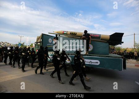 4 octobre 2023 : bande de Gaza, Palestine. 04 octobre 2023. Des membres des Brigades Saraya Al Qods, la branche militaire du Jihad islamique palestinien (JIP), organisent un défilé militaire dans la ville de Gaza pour marquer le 36e anniversaire de la fondation du mouvement. Roquettes, drones et autres armes ont été exposés lors de l'événement (image de crédit : © Yousef Mohammed/IMAGESLIVE via ZUMA Press Wire) À USAGE ÉDITORIAL SEULEMENT! Non destiné à UN USAGE commercial ! Banque D'Images