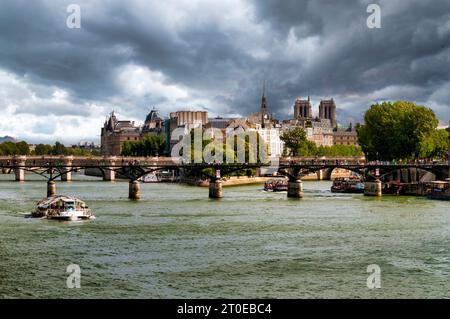 Paris. Pont neuf Pont et Pont des Arts, Ile de la Cité, Paris, Ile de France, France Banque D'Images