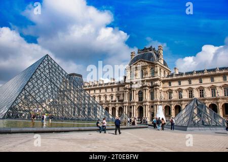 Paris (75) 1e arr. Musée du Louvre, la Pyramide de l'architecte Ieoh Ming Pei. Ile de France. France Banque D'Images