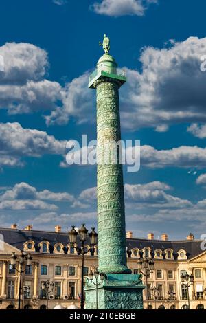 Paris. Place Vendôme avec colonne centrale ornée, Ile de France, france Banque D'Images