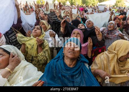 Srinagar, Inde. 06 octobre 2023. Les dévots musulmans lèvent la main alors qu'ils prient en voyant la relique holique dans le sanctuaire hazratbal. Les dévots musulmans se sont rassemblés au sanctuaire Hazratbal dans la capitale estivale Srinagar, qui abrite une relique supposée être un cheveu de la barbe du Prophète islamique Muhammed, pour offrir des prières spéciales à l'occasion de l'Eid-e-Milad-un-Nabi, l'anniversaire de naissance du Prophète islamique Muhammad. Crédit : SOPA Images Limited/Alamy Live News Banque D'Images