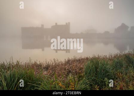 Château de Leeds et douves à l'aube dans la brume, Kent, Angleterre, Royaume-Uni Banque D'Images