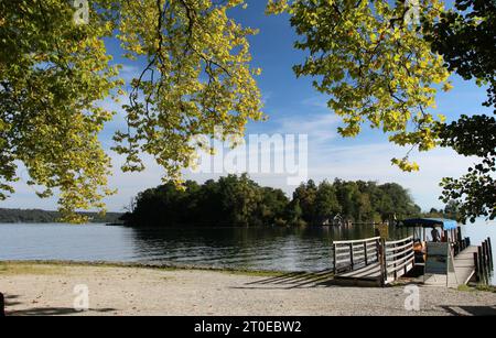 Feldafing, Bayern, Deutschland 06. Oktober 2023 : Ein Spätsommertag in Feldafing Landkreis Starnberg. Hier der Blick vom Feldafinger Park auf den Starnberger See und die bekannte Roseninsel, Altweibersommer, rechts die Fähre zur Roseninsel, wandern, spazieren, Tourismus,sonnen, baden *** Feldafing, Bavière, Allemagne 06 octobre 2023 Un jour de fin d'été dans le district de Feldafing Starnberg Voici la vue depuis le parc Feldafing sur le lac Starnberger et la célèbre île rose, été indien, sur la droite le ferry pour l'île rose, marche, promenade, tourisme, soleil, bain Banque D'Images