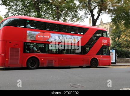 Bus à impériale à l'arrêt de bus devant St Luke's Church Sydney Street Chelsea Londres Angleterre Banque D'Images