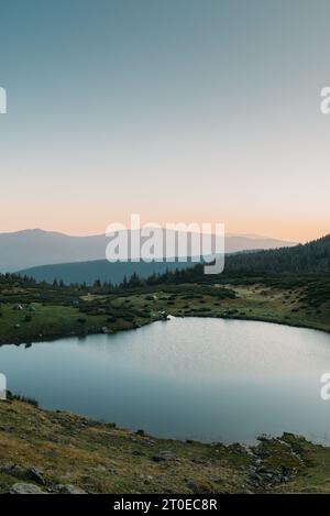 Beau lac de montagne Vorozheska sur la crête de Svydovets dans la matinée. Ukraine. Carpates. Banque D'Images