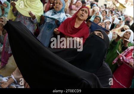 Srinagar, Inde. 06 octobre 2023. Les dévots musulmans lèvent la main alors qu'ils prient en voyant la relique holique dans le sanctuaire hazratbal. Les dévots musulmans se sont rassemblés au sanctuaire Hazratbal dans la capitale estivale Srinagar, qui abrite une relique supposée être un cheveu de la barbe du Prophète islamique Muhammed, pour offrir des prières spéciales à l'occasion de l'Eid-e-Milad-un-Nabi, l'anniversaire de naissance du Prophète islamique Muhammad. (Photo Idrees Abbas/SOPA Images/Sipa USA) crédit : SIPA USA/Alamy Live News Banque D'Images