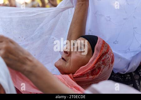 Srinagar, Inde. 06 octobre 2023. Une femme musulmane regarde alors qu'elle prie en voyant la relique holique dans le sanctuaire hazratbal. Les dévots musulmans se sont rassemblés au sanctuaire Hazratbal dans la capitale estivale Srinagar, qui abrite une relique supposée être un cheveu de la barbe du Prophète islamique Muhammed, pour offrir des prières spéciales à l'occasion de l'Eid-e-Milad-un-Nabi, l'anniversaire de naissance du Prophète islamique Muhammad. (Photo Idrees Abbas/SOPA Images/Sipa USA) crédit : SIPA USA/Alamy Live News Banque D'Images