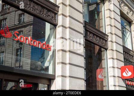 Londres, Royaume-Uni. 6 octobre 2023. Vue générale de Santander Bank Sign dans le centre de Londres. (Image de crédit : © Pietro Recchia/SOPA Images via ZUMA Press Wire) USAGE ÉDITORIAL SEULEMENT! Non destiné à UN USAGE commercial ! Banque D'Images